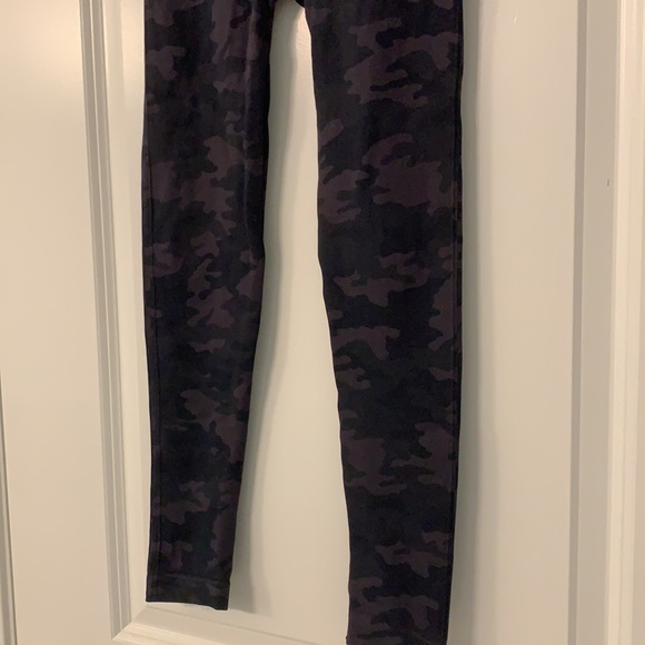 New SPANX Look at me Now Camo Leggings Cropped XS - Picture 3 of 7